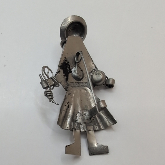 Artistic Silver Figure Brooch - Picture 3 of 5